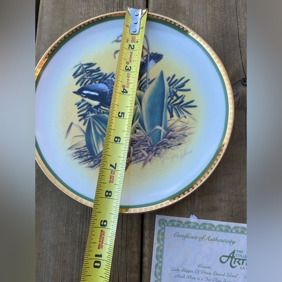 decorative Plate. The artisan collection "Provincial Flowers of Canada with bird - Picture 2 of 5